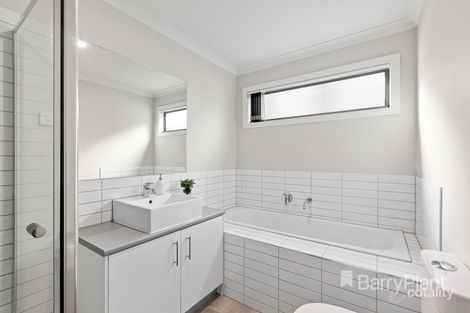 Property photo of 11 Allure Court Frankston North VIC 3200