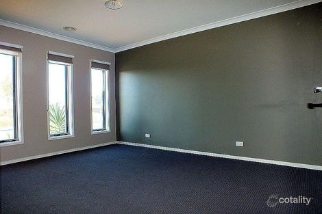 Property photo of 42 Everly Circuit Pakenham VIC 3810