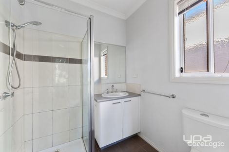 Property photo of 6 Braeside Walk Caroline Springs VIC 3023