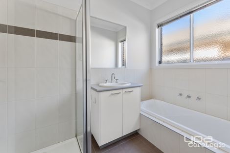 Property photo of 6 Braeside Walk Caroline Springs VIC 3023