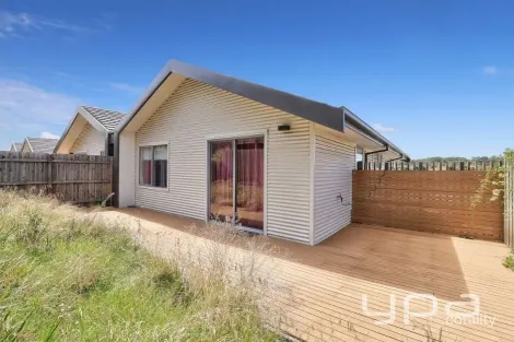 Property photo of 8 Valley Park Boulevard Westmeadows VIC 3049