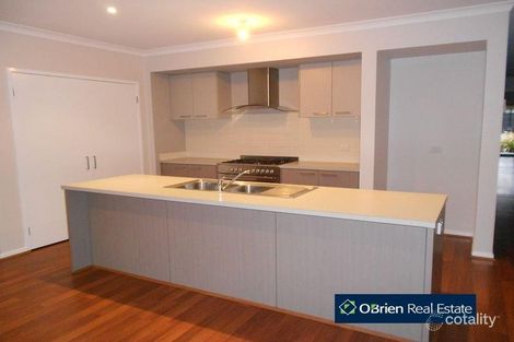 Property photo of 32 Downing Square Pakenham VIC 3810