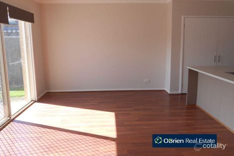 Property photo of 32 Downing Square Pakenham VIC 3810