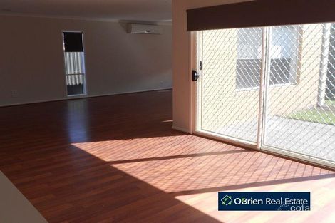Property photo of 32 Downing Square Pakenham VIC 3810