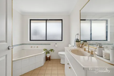 Property photo of 11 Hovea Court Voyager Point NSW 2172