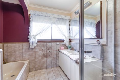Property photo of 40 Cocoparra Crescent Taylors Lakes VIC 3038