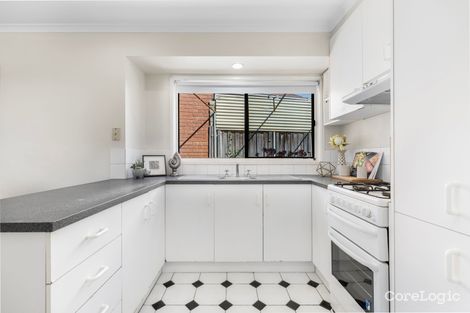 Property photo of 18 Temby Close Endeavour Hills VIC 3802