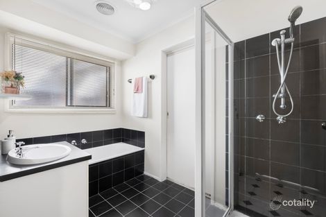 Property photo of 18 Temby Close Endeavour Hills VIC 3802