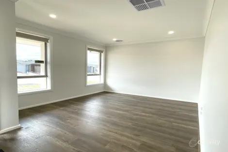 Property photo of 17 Stringybark Drive Donnybrook VIC 3064