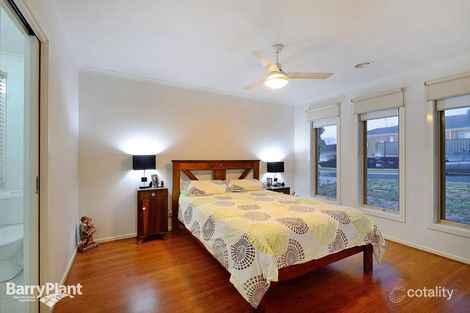 Property photo of 35 Victoria Place Pakenham VIC 3810