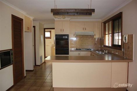 Property photo of 21 Huxley Crescent Endeavour Hills VIC 3802