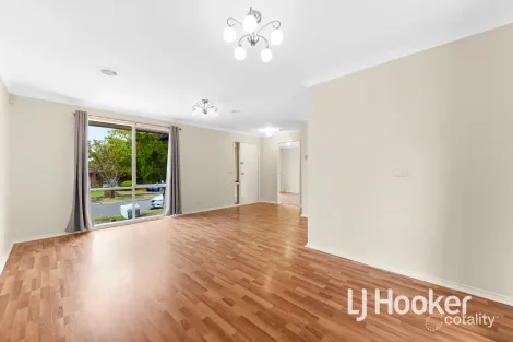 Property photo of 28 The Parkway Hampton Park VIC 3976
