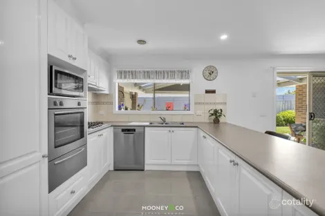 Property photo of 8 Blainroe Crescent Cranbourne VIC 3977