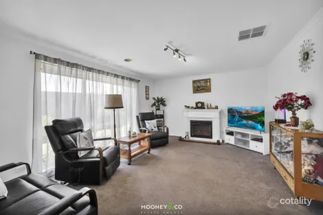Property photo of 8 Blainroe Crescent Cranbourne VIC 3977