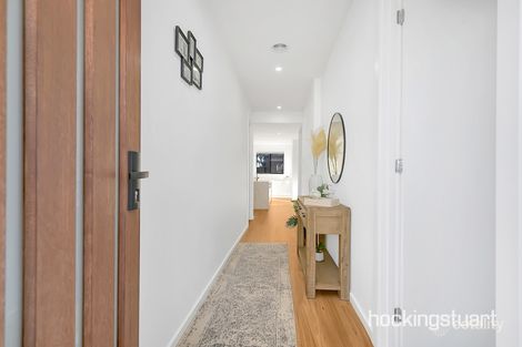 Property photo of 18 Mottlecah Circuit Craigieburn VIC 3064