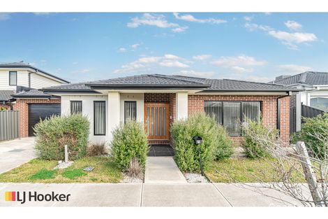 Property photo of 1 Hinter Way Roxburgh Park VIC 3064