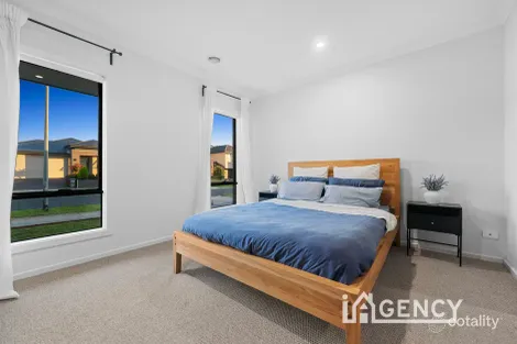 Property photo of 18 Ashbury Rise Berwick VIC 3806
