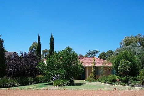 60 Warlingham Dr, Lesmurdie, WA 6076