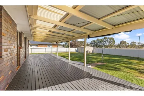Property photo of 14 Truscott Drive Ashmont NSW 2650