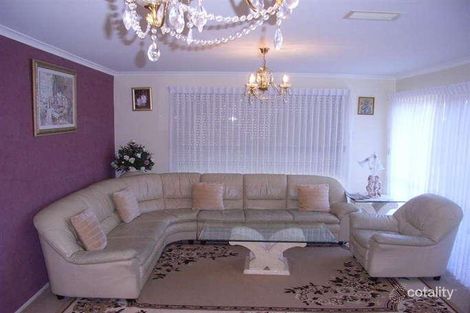 Property photo of 2 Stringybark Court Hillside VIC 3037