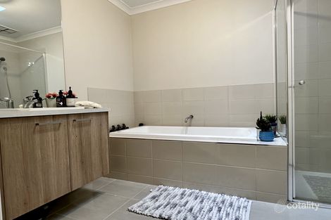 Property photo of 11 Tarrion Rise Craigieburn VIC 3064