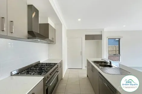 Property photo of 60 Moolort Crescent Eynesbury VIC 3338