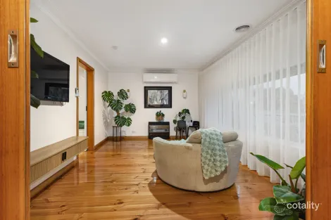 Property photo of 31 Webbcona Parade Wendouree VIC 3355