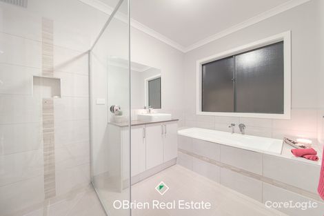 Property photo of 32 Elmsford Crescent Cranbourne West VIC 3977