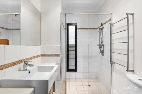 Property photo of 2/96 Railway Parade Norman Park QLD 4170