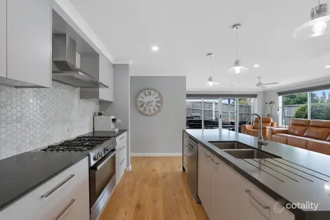 Property photo of 3 Aperloo Road Drouin VIC 3818