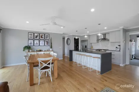 Property photo of 3 Aperloo Road Drouin VIC 3818