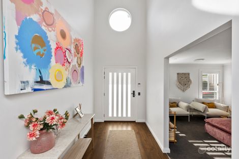 Property photo of 18 Bennelong Crescent Lloyd NSW 2650