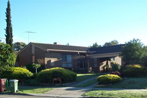 Property photo of 17 Ravenhill Crescent Endeavour Hills VIC 3802