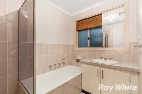 Property photo of 7 Honeysuckle Court Mill Park VIC 3082