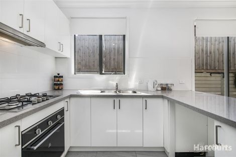 Property photo of 10 Butina Crest Pakenham VIC 3810