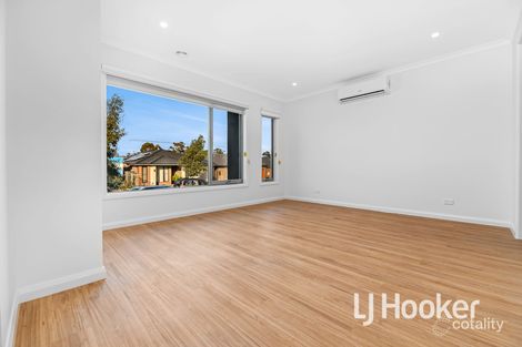 Property photo of 19 Revelstoke Crescent Pakenham VIC 3810
