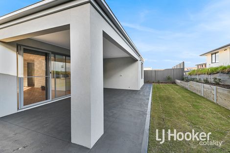 Property photo of 19 Revelstoke Crescent Pakenham VIC 3810