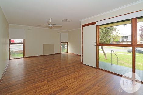 Property photo of 15 Chifley Crescent Kooringal NSW 2650