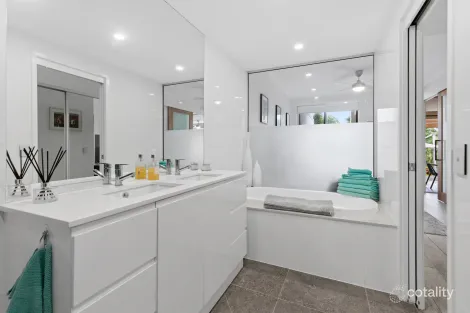 Property photo of 1732/1 Rialto Quay Drive Hope Island QLD 4212
