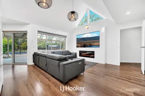 Property photo of 11 Earlston Circuit Cranbourne VIC 3977