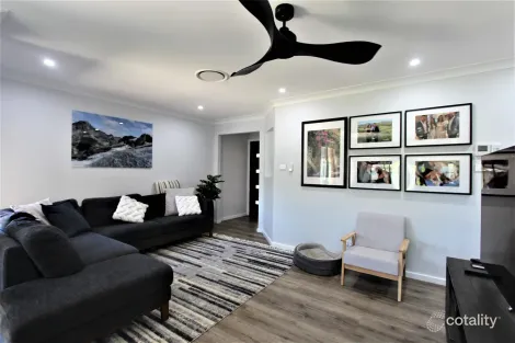 Property photo of 1 Palana Close West Hoxton NSW 2171