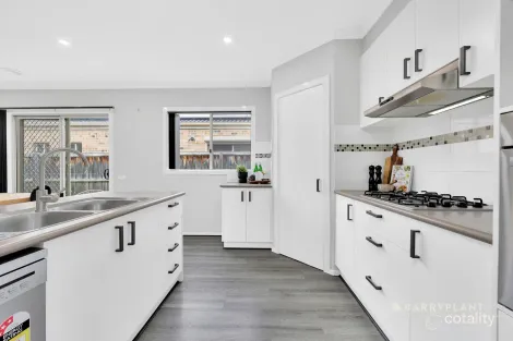 Property photo of 30 Kumara Circuit South Morang VIC 3752