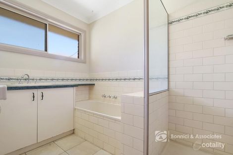 Property photo of 10 Falcon Circuit West Wodonga VIC 3690