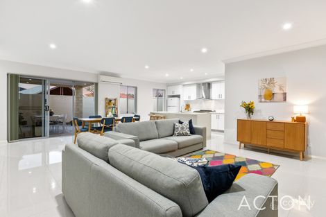 2/370 Hamilton Rd, Lake Coogee, WA 6166