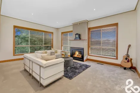 Property photo of 5 Mirbelia Crescent Mill Park VIC 3082