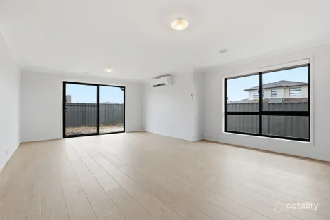 Property photo of 2 Flaxley Place Werribee VIC 3030