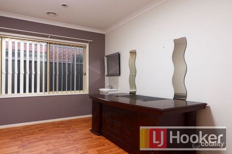 Property photo of 8 Nurture Avenue Cranbourne North VIC 3977