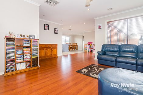 Property photo of 5 Gowrie Place Cranbourne West VIC 3977