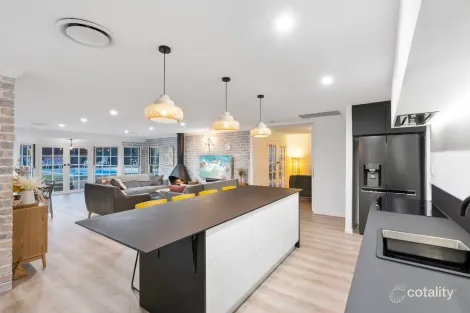 Property photo of 5 Atlas Crescent Benowa QLD 4217