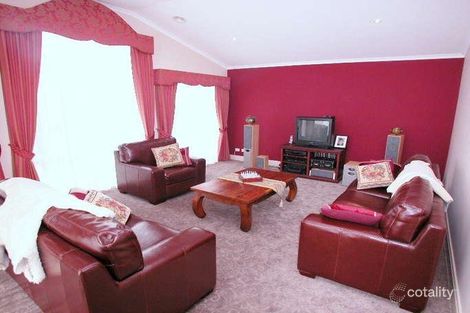 Property photo of 7 Dobell Crescent Caroline Springs VIC 3023